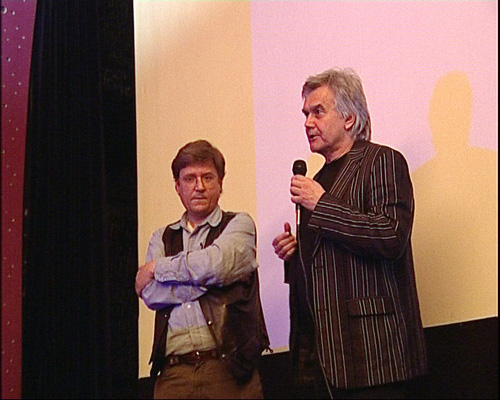 Foto: Marian Gula (vpravo) uvádza autora filmu V tieni času Tibora Macáka. Foto: Marian Gula (vpravo) uvádza autora filmu V tieni času Tibora Macáka.
